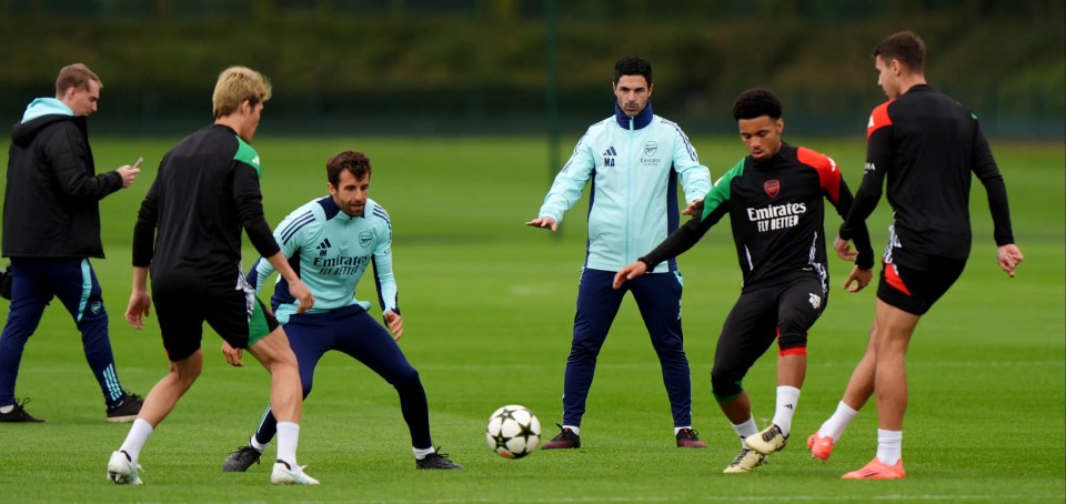 Arteta and other Arsenal coach get involved in the drills