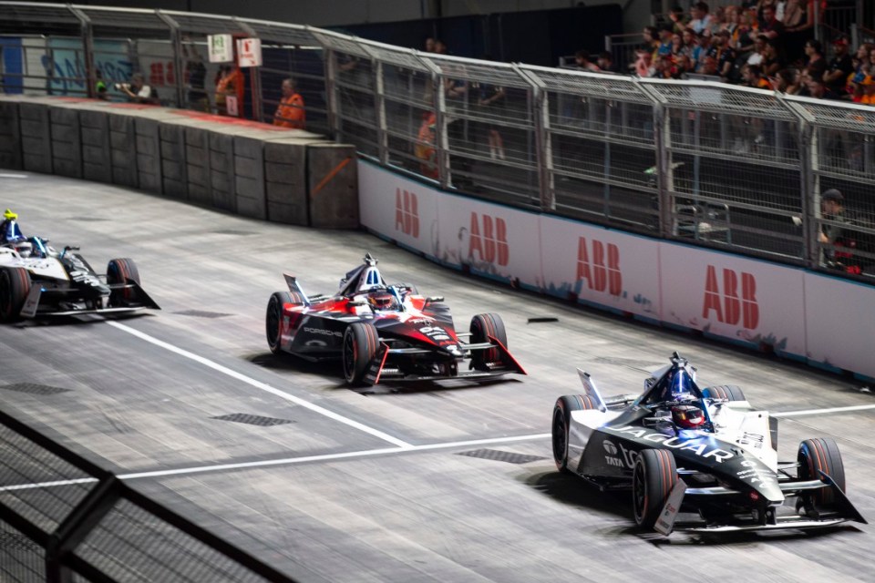 LONDON, ENGLAND - JULY 21: Mitch Evans, Jaguar TCS Racing, Jaguar I-TYPE 6, leads Pascal Wehrlein, TAG Heuer Porsche Formula E Team, Porsche 99X Electric Gen3 during the London E-Prix, round 16 of the 2024 FIA Formula E World Champsionship at ExCel London on July 21, 2024 in London, England. (Photo by Dom Romney/LAT Images)