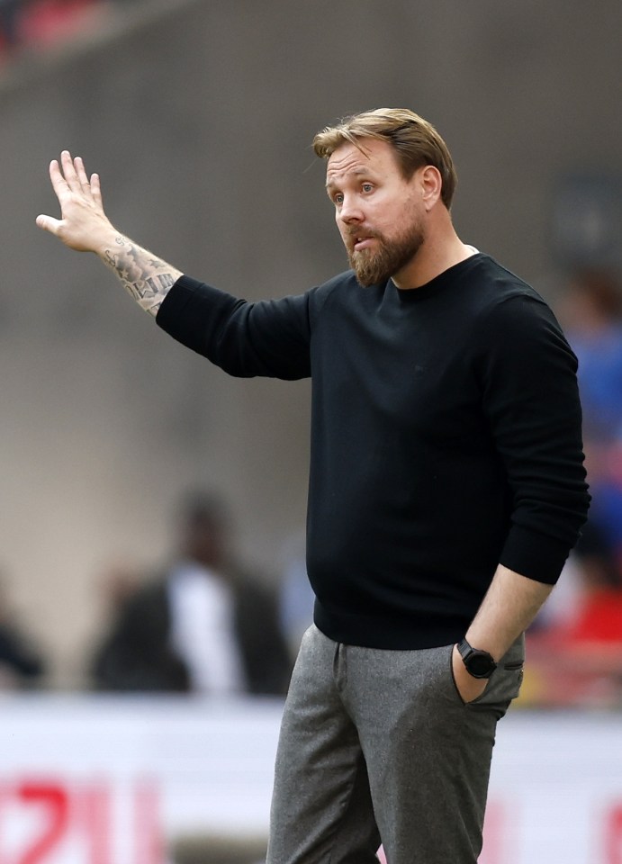 Crawley have appointed former Charlton and Newcastle goalkeeper Rob Elliot as their manager