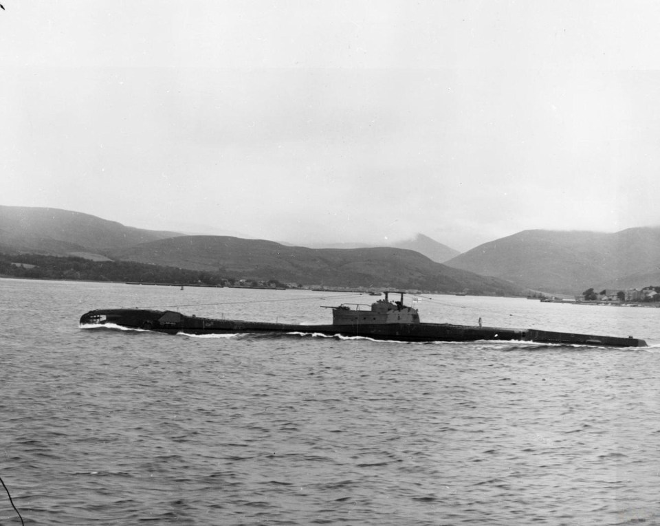 a black and white photo of a submarine in the water