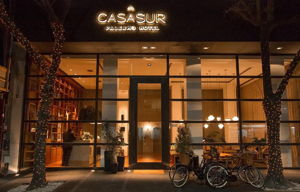 the casasur palermo hotel is lit up at night