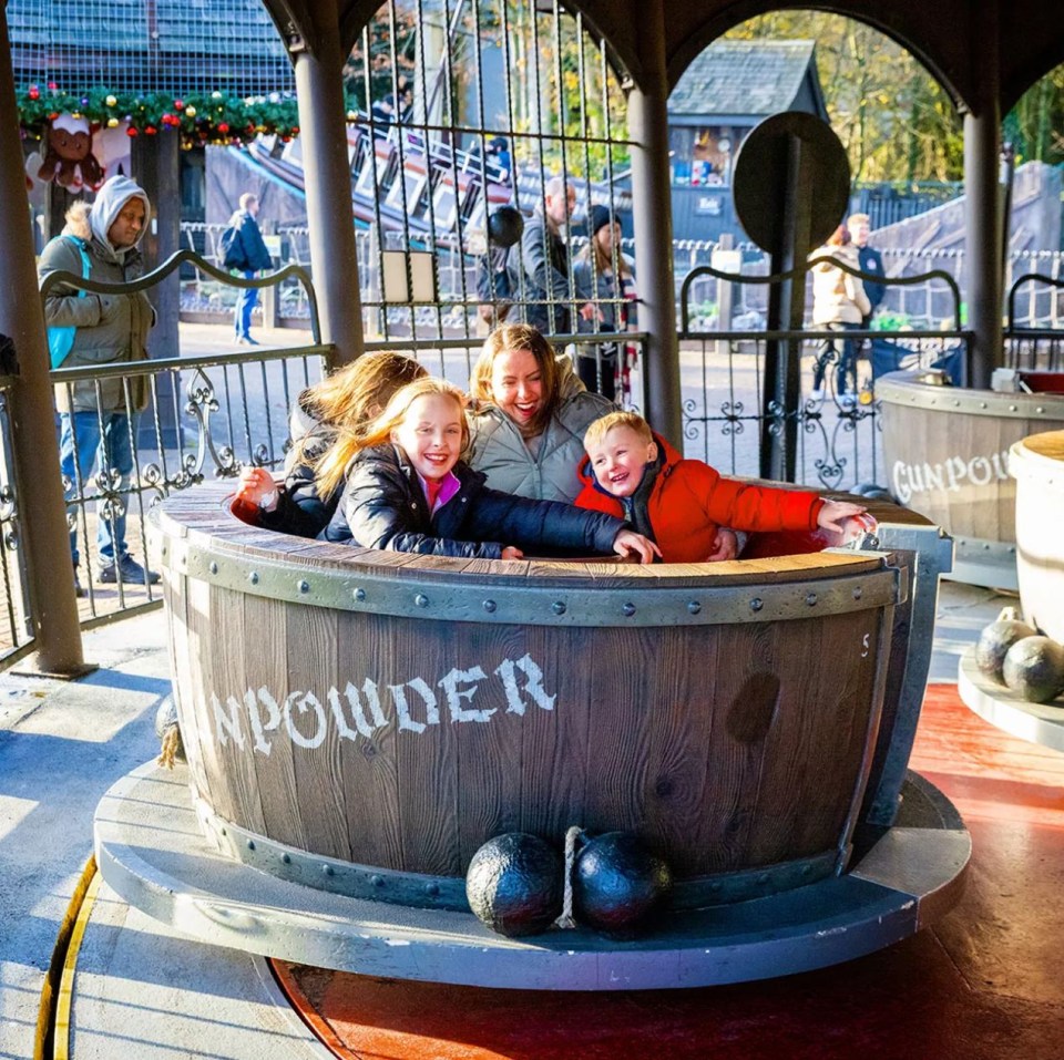 a wooden barrel with the word powder on it