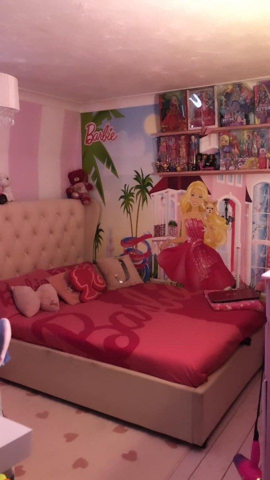 Jamie's daughter has a Barbie-themed bedroom