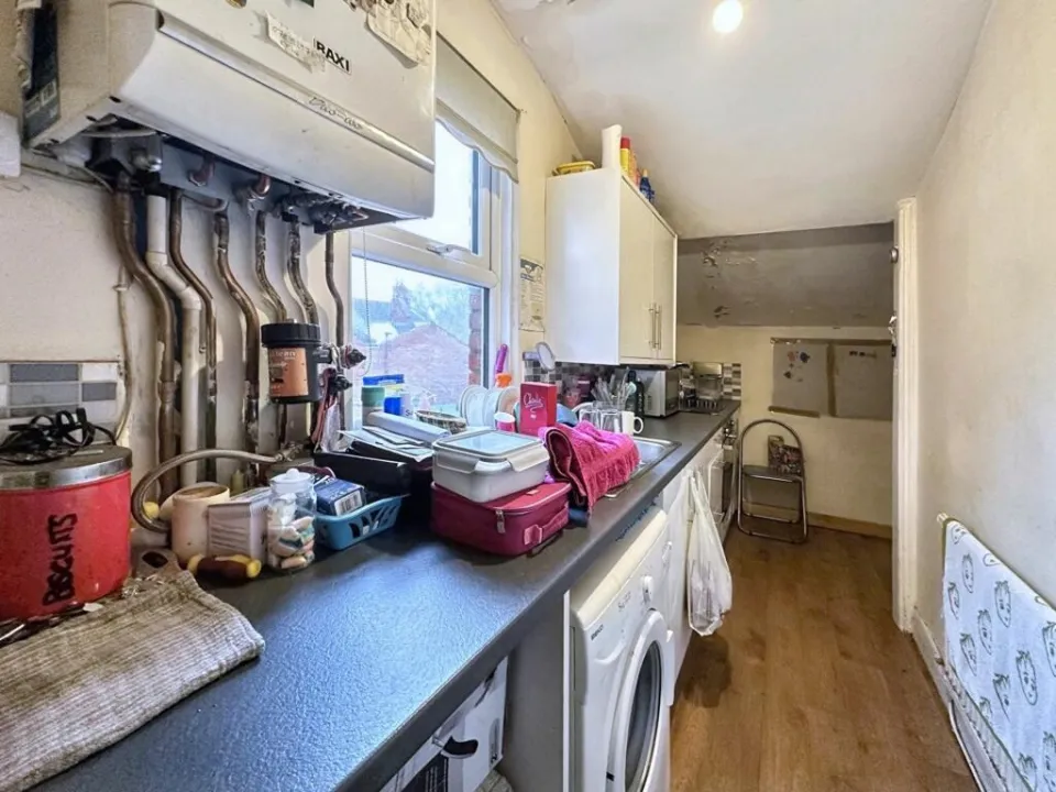 The kitchen also has an oven, an electric hob, and an extractor hood