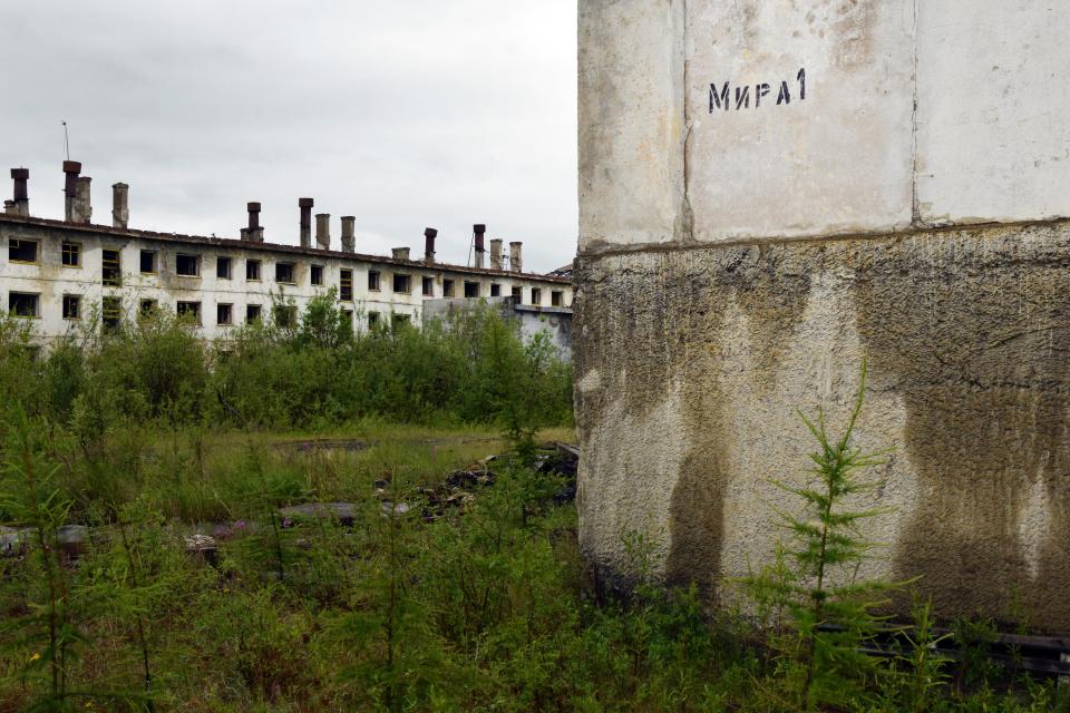 a concrete wall with the word мира written on it