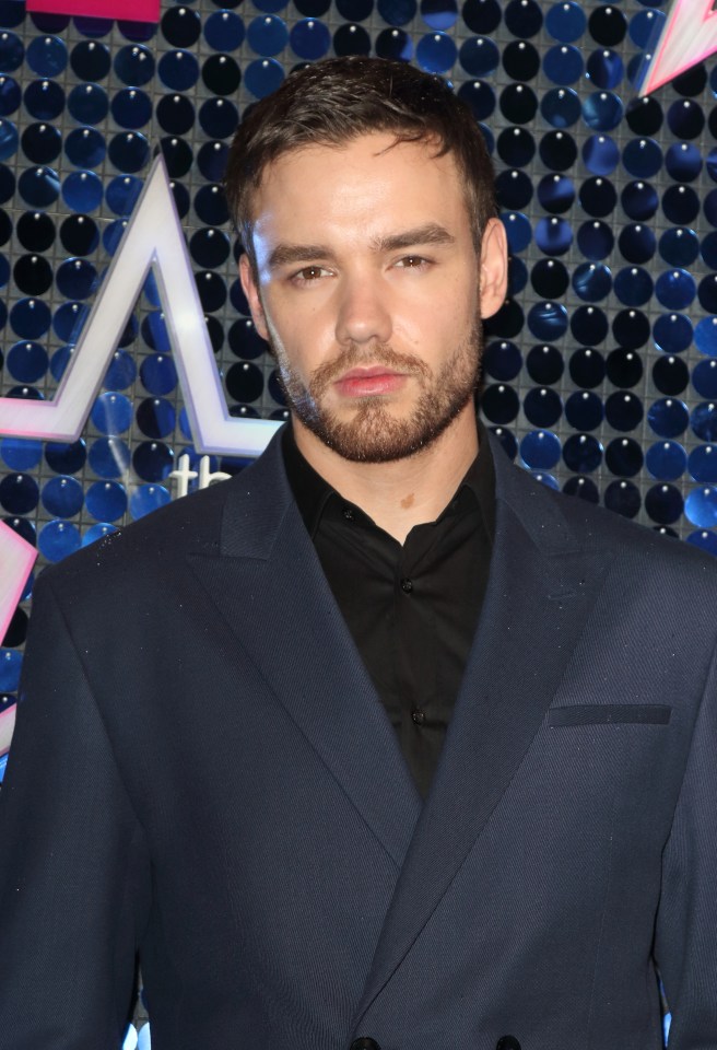 a man in a tuxedo stands on a red carpet in front of a poster for jose ceas