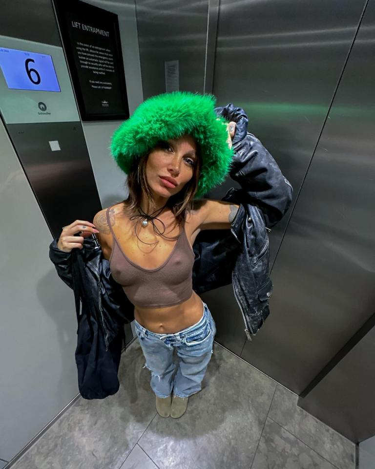 a woman in an elevator with the number 6 on the screen