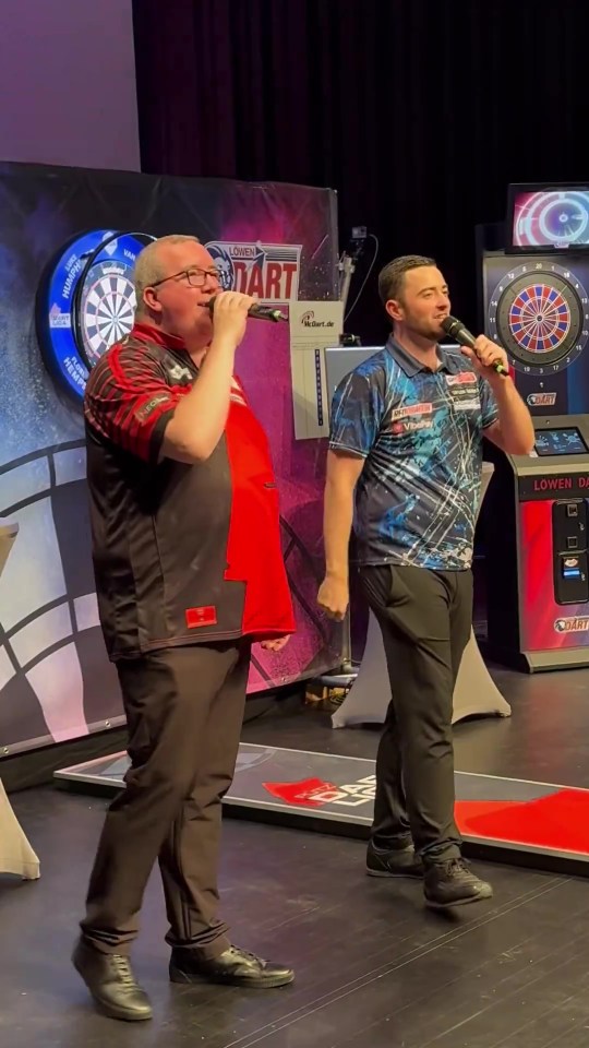 Luke Humphries and Stephen Bunting came together for a sing-song on Monday night