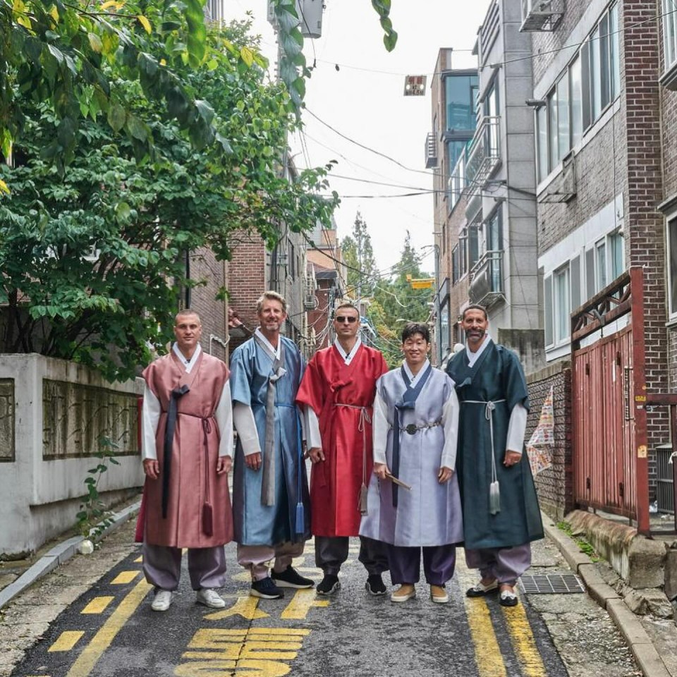 Manchester United legends have reunited in Seoul in traditional South Korean robes