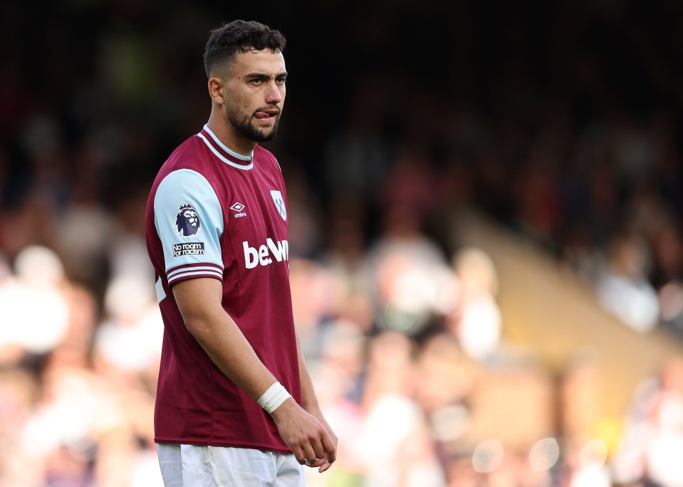 a soccer player wearing a maroon jersey with the word be on it