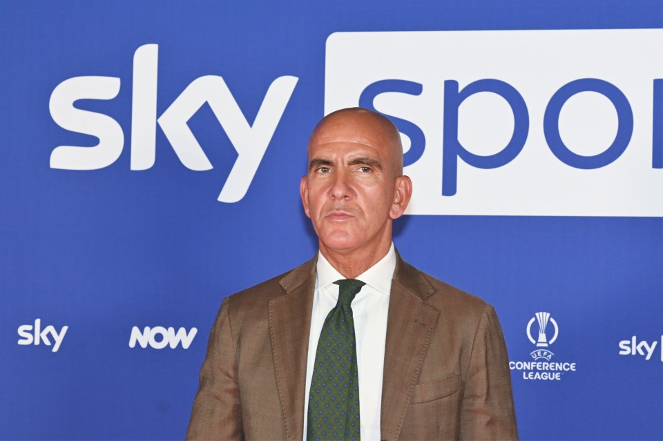 Paolo Di Canio suggested Zirkzee should leave Man Utd for Juventus