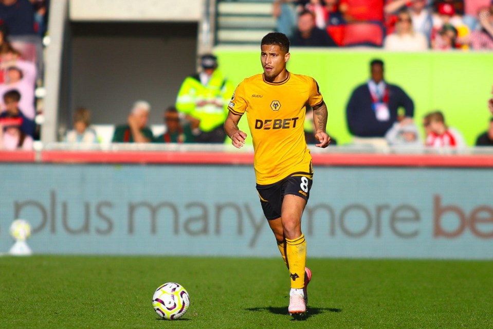 a soccer player wearing a yellow jersey with the word debet on it