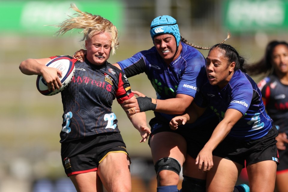 HAMILTON, NEW ZEALAND - MARCH 30: Grace Steinmetz of the Chiefs Manawa makes a break during the round five Super Rugby Aupiki match between Chiefs Manawa and Blues at FMG Stadium Waikato on March 30, 2024 in Hamilton, New Zealand. (Photo by Phil Walter/Getty Images)