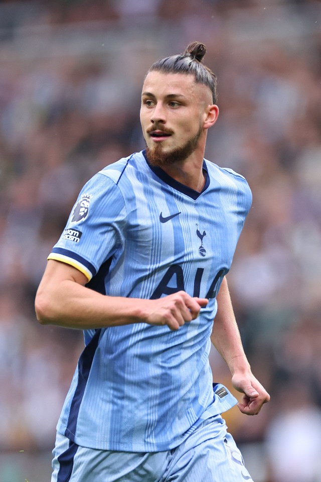 a soccer player wearing a light blue shirt with the word aia on it