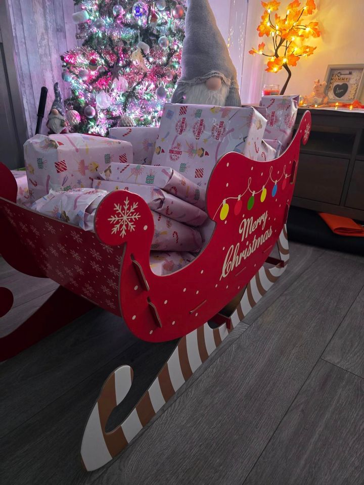 a sleigh that says merry christmas on it