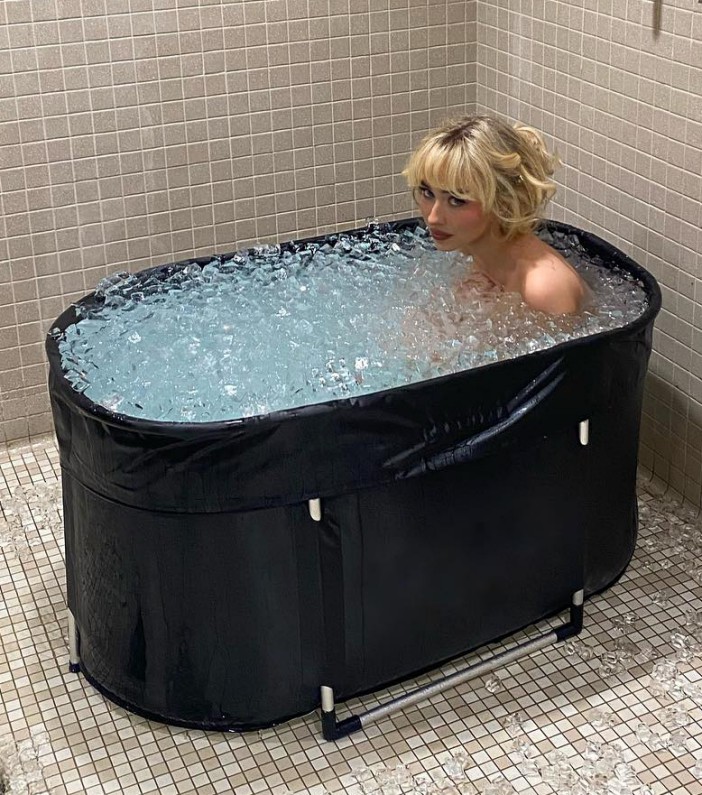 The Espresso singer left fans stunned as she shared a snap of her freezing cold ice bath while on tour