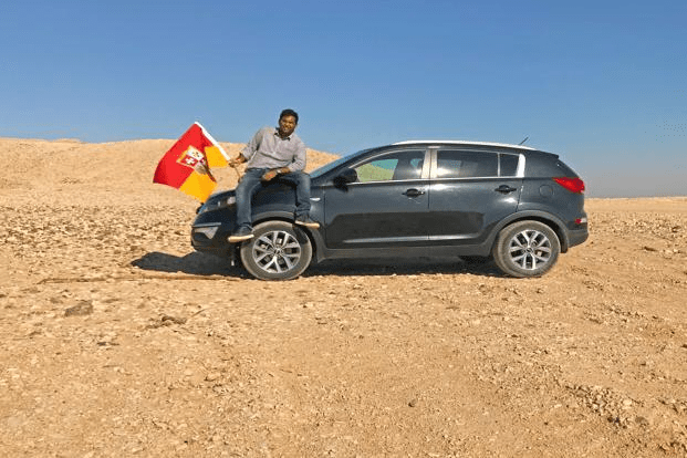 Dixit drove all the way to the deserted land and brought his kingdom's red and yellow flag