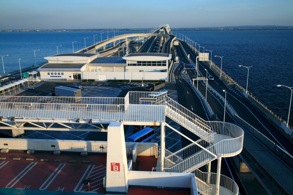 It acts as a rest stop along the Tokyo Bay Aqua Line expressway