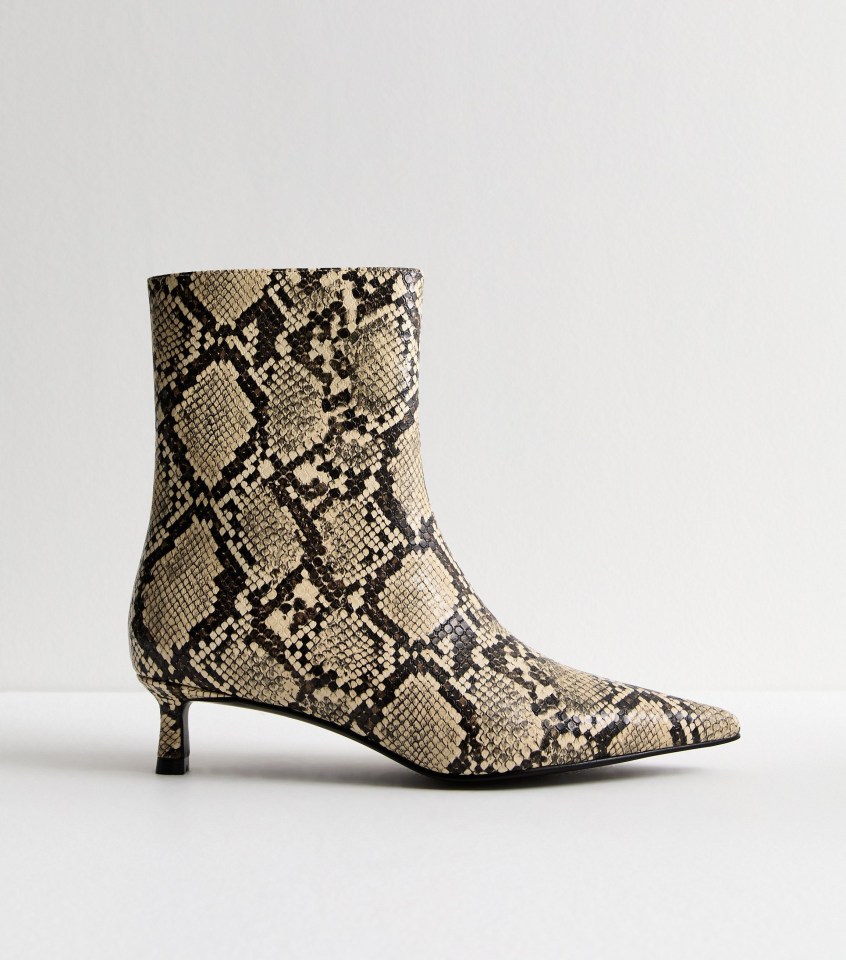 a pair of snakeskin boots with a pointed toe