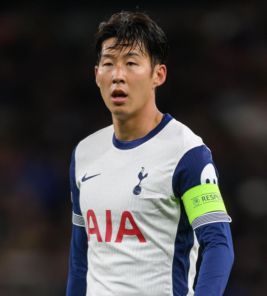 a soccer player wearing a jersey that says aia on it