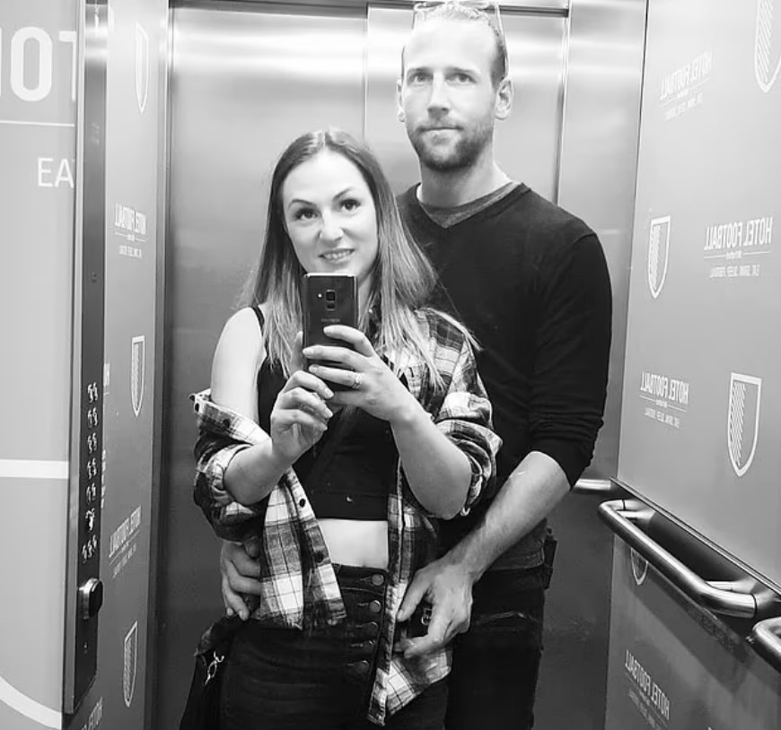 Matthew changed his profile photo to this black and white selfie after Victoria disappeared