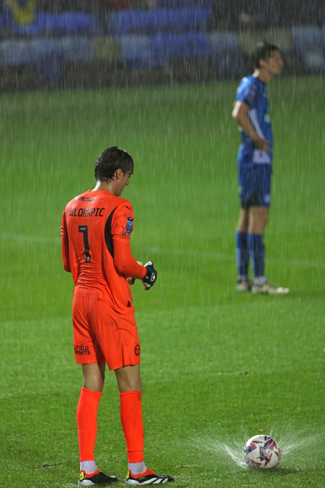 a soccer player with the number 7 on his back