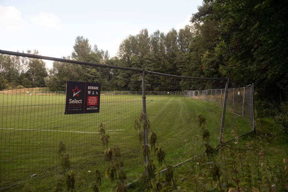 a fence with a select sign on it