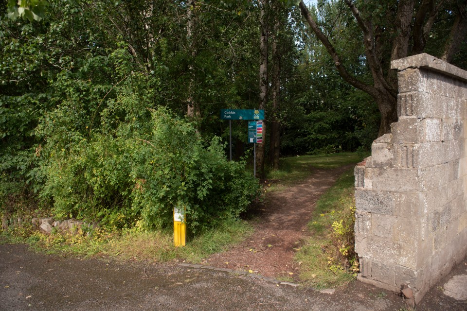 a sign in the woods that says ' castle hill ' on it