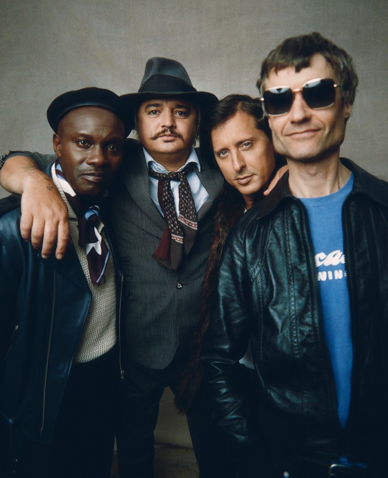 Carl Barat and Pete Doherty have announced The Libertines will play a huge show next year