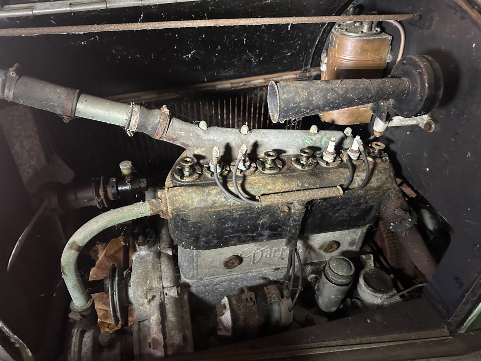 an old car engine with the word ford on it