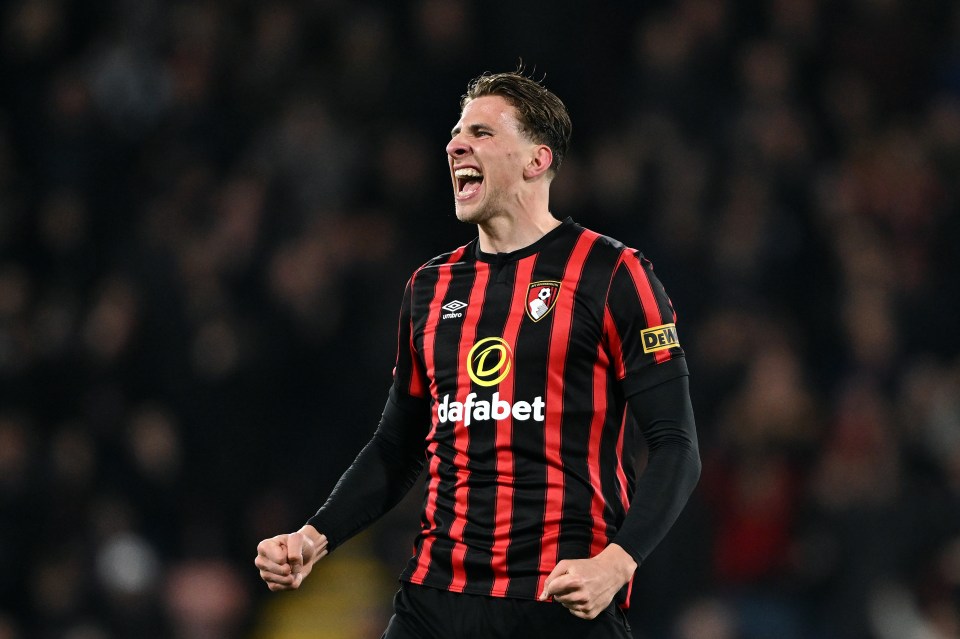 a soccer player wearing a jersey that says dafabet on it