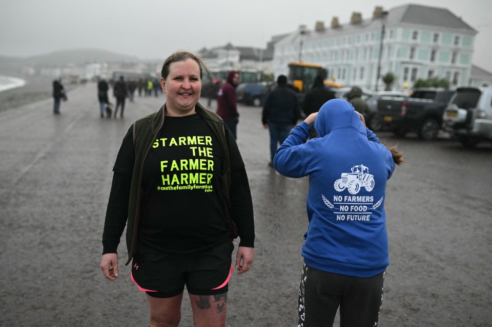 A protester in a top saying 'Starmer the farmer harmer'