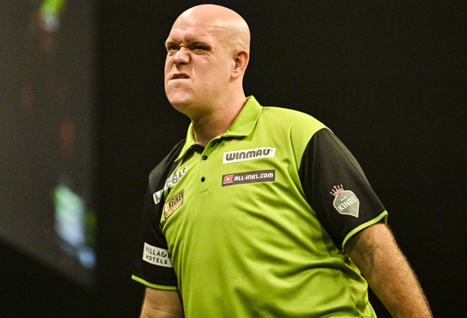 Michael van Gerwen has checked out the snooker halls while at the Grand Slam of Darts