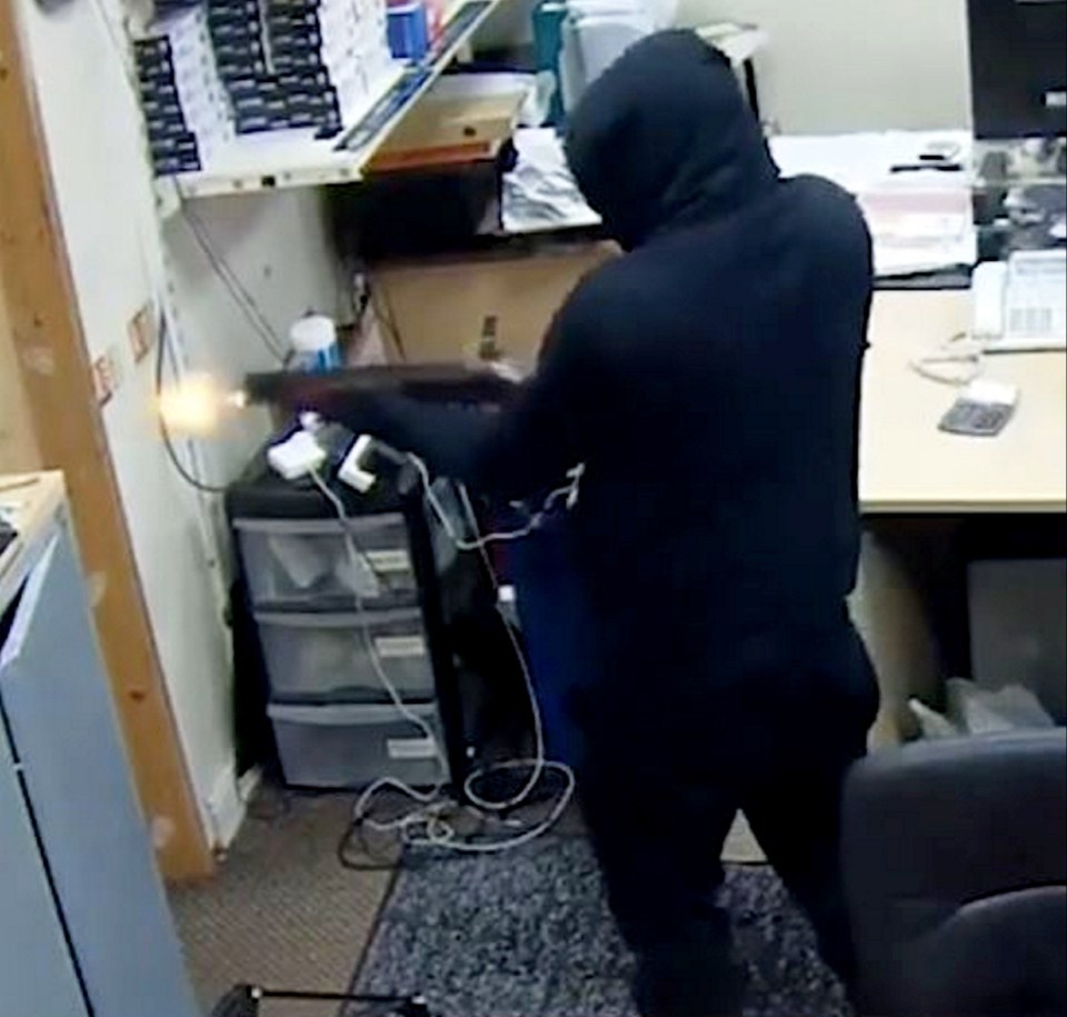 Footage shows a thug firing a shotgun in a brazen daylight raid