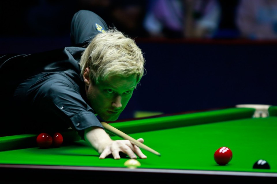 Former snooker world champ Neil Robertson is going to try his hand at golf