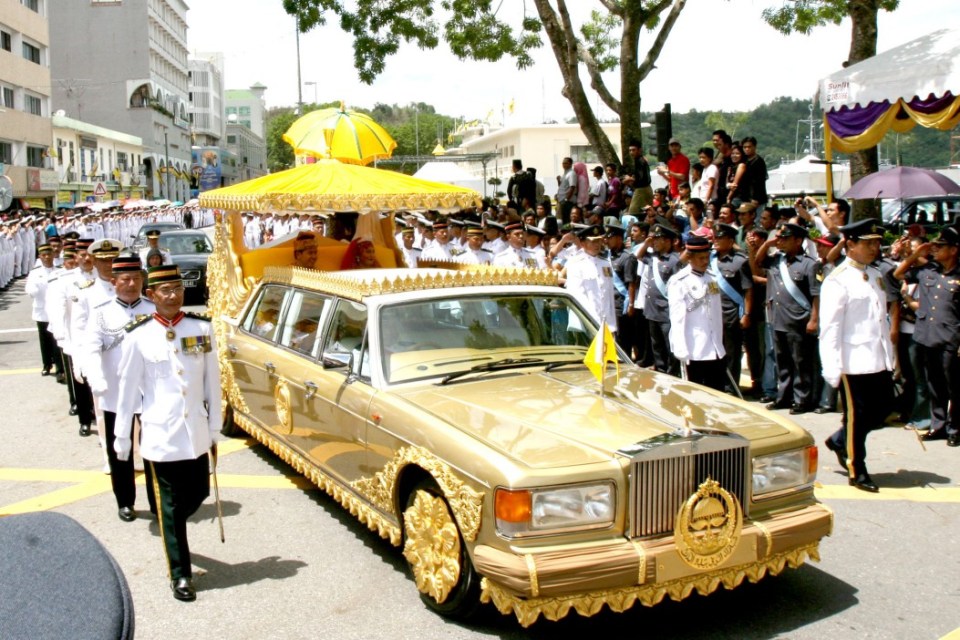 BRUNEI DARUSSALAM - JUNE 10: Royal Wedding of the Princess Majededah the daughter of the Sultan of Brunei Hassanal Bolkiah,with Yag Mulia Pengiran In Brunei Darussalam On June 10, 2007- Wedding ceremony at Istana Nural Palace and after Parade in the city of Darrussalam of the new couple. (Photo by Pool Interagences/Gamma-Rapho via Getty Images)