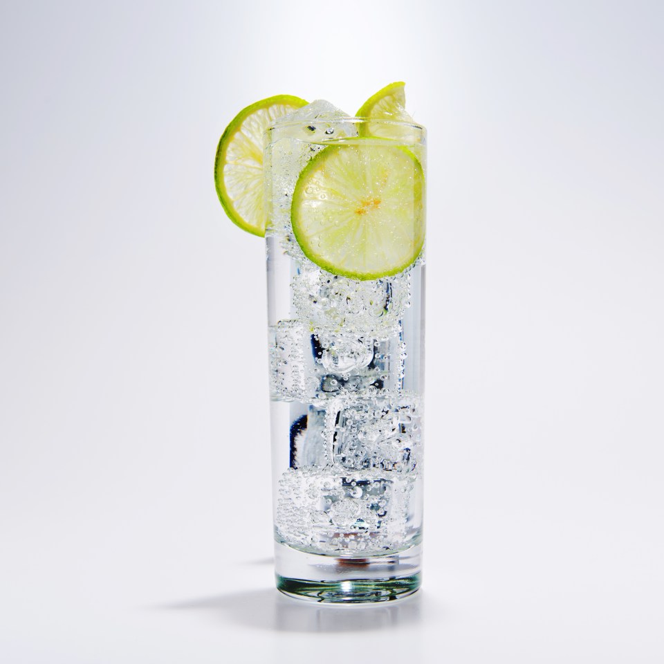 Woody, refreshing scent of a gin and tonic helps relieve stress and tension in the body