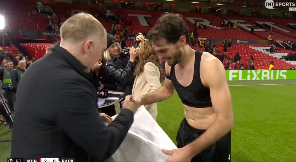 Manchester United legend Paul Scholes took part in a heartwarming moment after the PAOK game