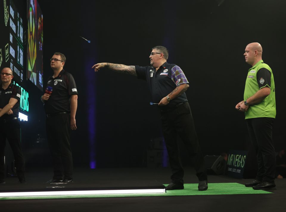 Anderson beat Michael van Gerwen to go top of his Grand Slam of Darts group last night