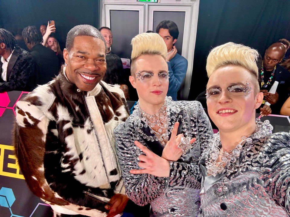 Busta Rhymes posed with Irish twins Jedward