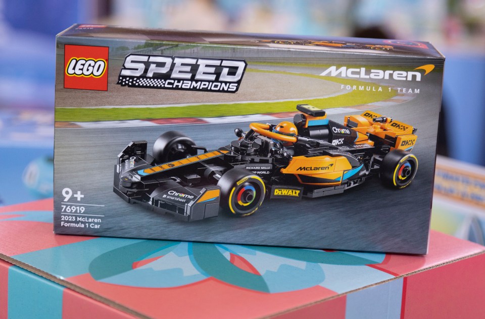 This set is based on Brit racer Lando Norris’ McLaren Formula 1 car