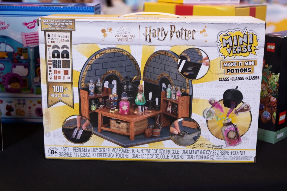 This Harry Potter set comes with more than 100 parts