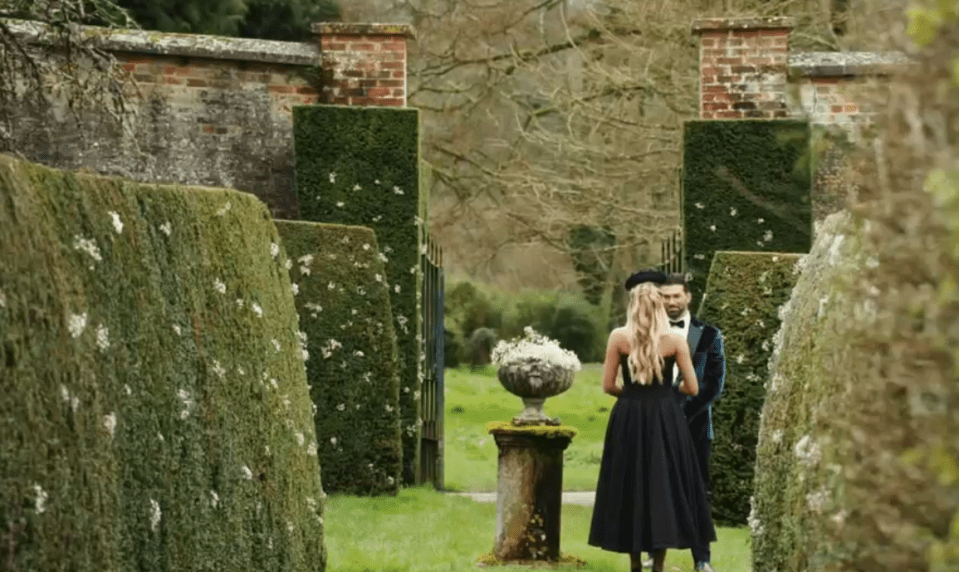 The former couple said their goodbyes in beautiful grounds