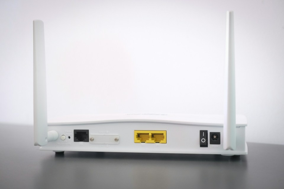 White broadband router with ports and antennas.