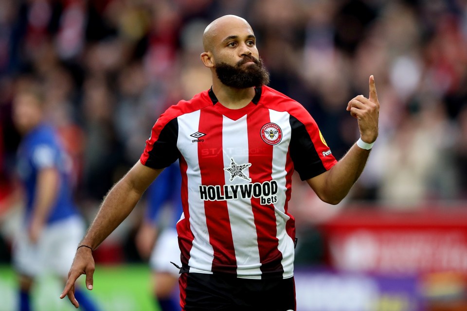 a man wearing a red and white striped shirt that says hollywood bets