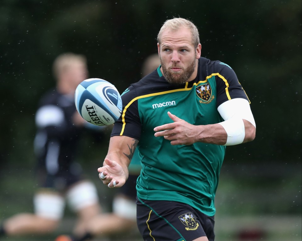 a man in a green and yellow jersey with the word macron on it