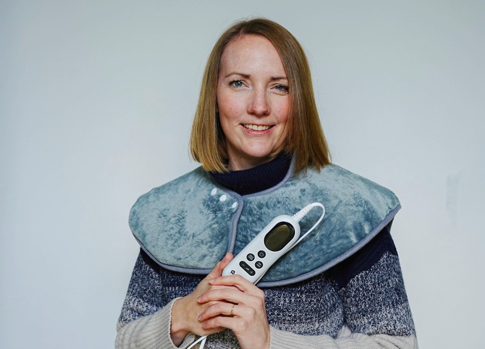 Chris Eades - 07980 775577.Sun consumer journalist Rosie Taylor tests out winter warmer xmas gifts.WEARABLE BACK WARMER