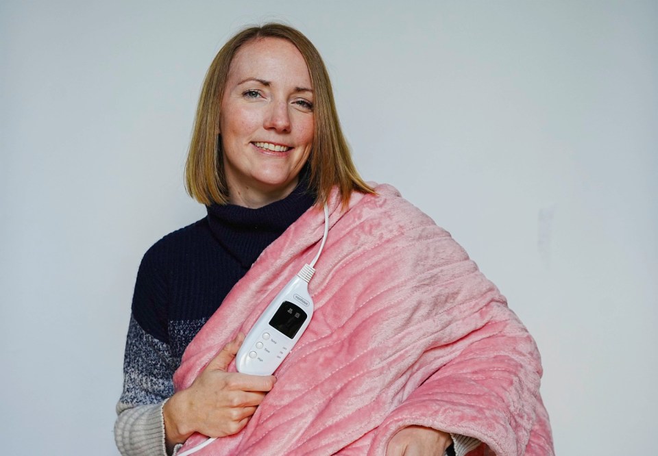 Chris Eades - 07980 775577.Sun consumer journalist Rosie Taylor tests out winter warmer xmas gifts.ELECTRIC BLANKET