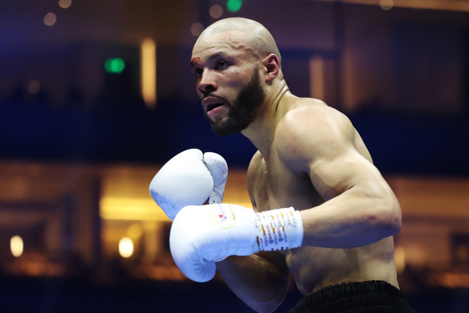 a boxer wearing a pair of white gloves with the letters w on them