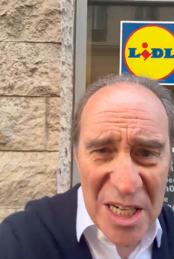 Niel filmed himself outside the Lidl